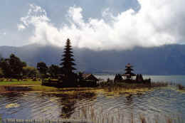 pura_ulun_danu_bratan_see_000898_2_c_b800.jpg (130903 Byte)