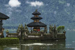 pura_ulun_danu_bratan_see_060109_4_c_b800.jpg (128973 Byte)